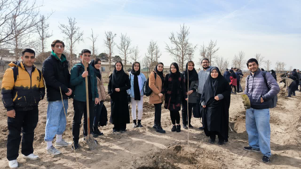 برگزاری آیین درختکاری با حضور مشاور وزیر و رئیس دانشگاه تهران در دانشکدگان کشاورزی و منابع طبیعی دانشگاه تهران 